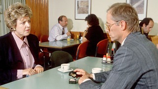 Helga (Marie-Luise Marjan) und Hans (Hermann Joachim Luger) reden über die Scheidung.