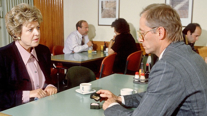 Helga (Marie-Luise Marjan) und Hans (Hermann Joachim Luger) reden über die Scheidung.