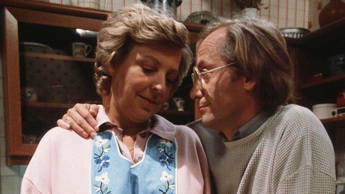 Helga (Marie-Luise Marjan) und Hans (Joachim Hermann Luger) sind sich einig: Sie halten nichts von Sigi Kronmayrs Aktion gegen die Schildknechts.