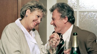 Helga (Marie Luise Marjan) und Wilhelm (Wichart von Roell) nutzen Erichs Abwesenheit für zutrauliche Gespräche.
