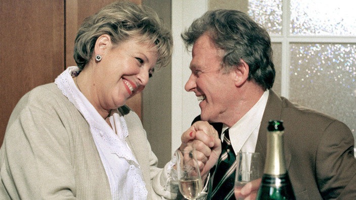 Helga (Marie Luise Marjan) und Wilhelm (Wichart von Roell) nutzen Erichs Abwesenheit für zutrauliche Gespräche.