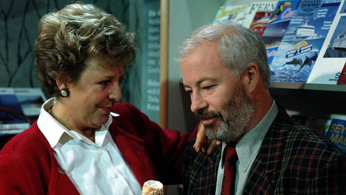 Helga (Marie-Luise Marjan) versucht ihren Erich (Bill Mockridge) aufzumuntern.