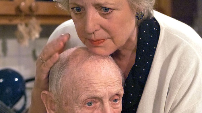 Helga (Marie-Luise Marjan) verzweifelt an Onkel Franz' (Martin Rickelt) rapidem Gedächtnisverlust.
