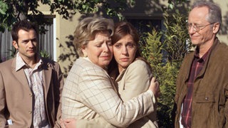 Helga (Marie-Luise Marjan, 2.v.l.) und Hans (Joachim Hermann Luger, rechts) verabschieden Marion (Ulrike C. Tscharre) und Alex (Joris Gratwohl). Die beiden gehen für mehrere Monate ins Ausland.