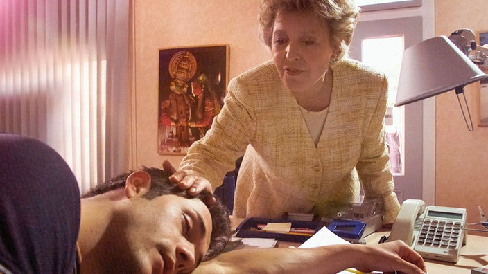 Helga (Marie-Luise Marjan) weckt ihren Mitarbeiter Alex (Joris Gratwohl). Der jobbt neuerdings nebenbei als Discjockey, um den Unterhalt seines Kindes zu finanzieren, und ist morgens entsprechend müde.