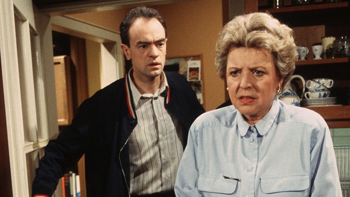 Helga (Marie-Luise Marjan) will nicht glauben, was Matthias (Manfred Schwabe) ihr über Klausi erzählt.