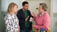 Helga möchte Nina und Enzo eine Flasche Saft geben