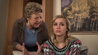 Helga redet auf Lea ein