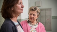 Helga schaut Anna skeptisch an
