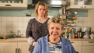 Helga sitzt bei Nina in der Küche