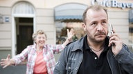 Helga stört Olli beim Telefonieren auf der Lindenstraße
