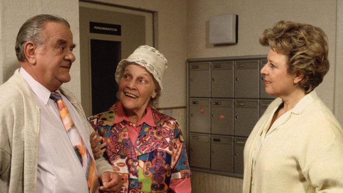 Helga trifft das Ehepaar Kling im Hausflur. (V.l.: Wolfgang Grönebaum, Annemarie Wendl und Marie-Luise Marjan)
