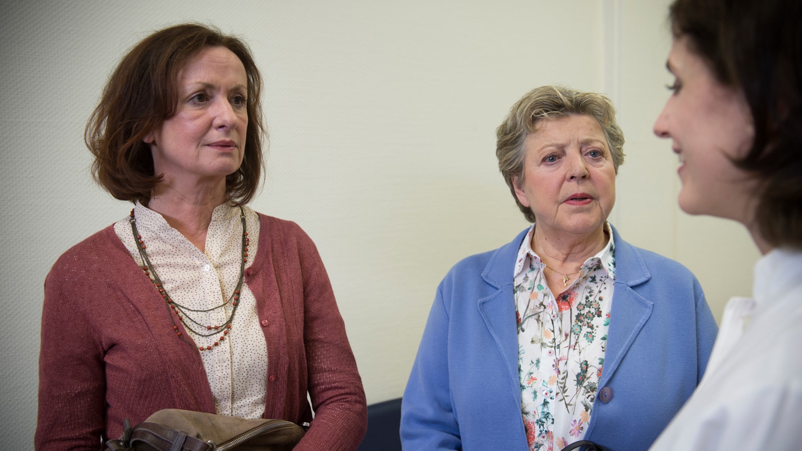 Helga und Anna erfahren Neuigkeiten im Krankenhaus