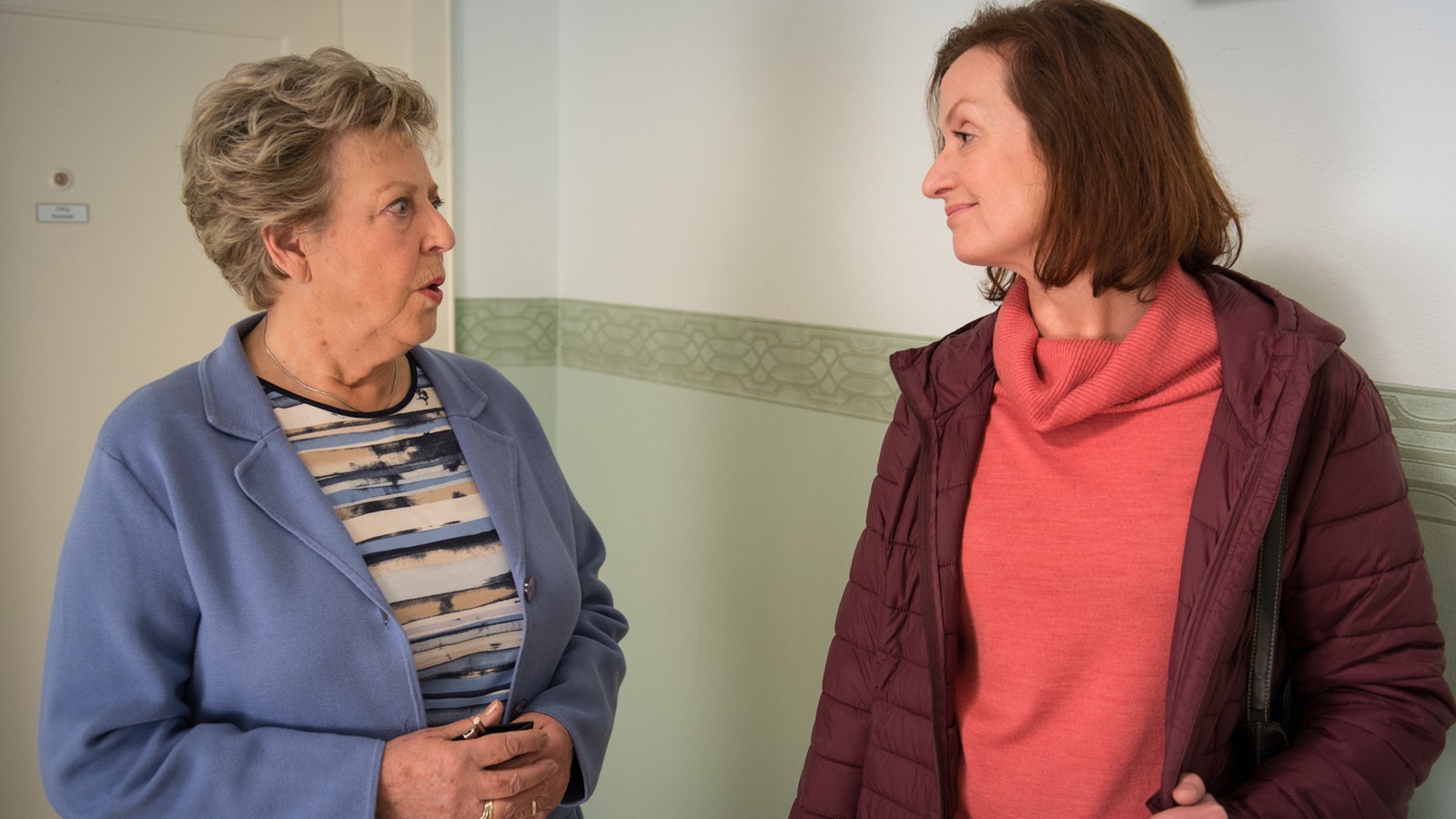 Helga und Anna treffen im Treppenhaus aufeinander
