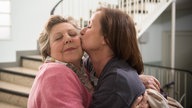 Helga und Anna umarmen sich
