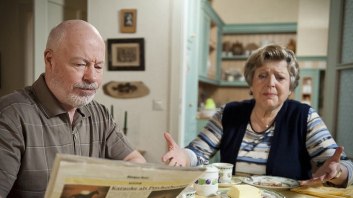 Helga und Erich diskutieren am Esstisch