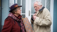 Helga und Hans reden vor dem Haus