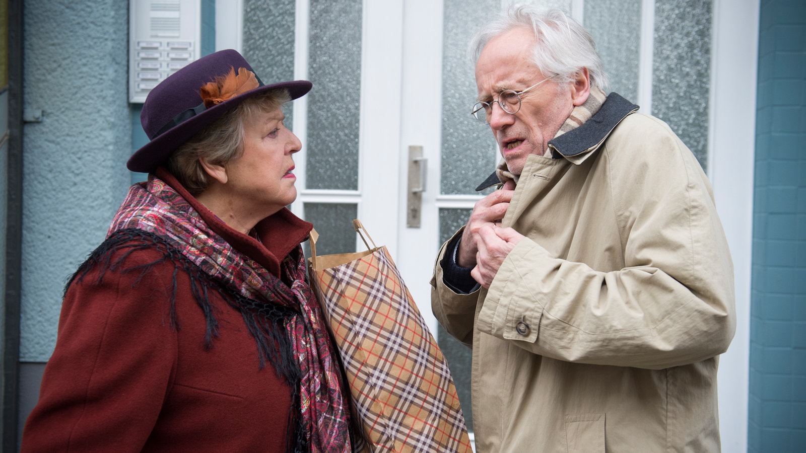 Helga und Hans reden vor dem Haus