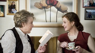 Helga und Nastya sitzen auf dem Sofa
