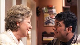 Helga und Rashid unterhalten sich
