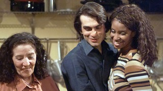Hellas zusammen: Mary (Liz Baffoe, rechts) hat ihren Sprachkurs erfolgreich abgeschlossen. Vasily (Hermes Hodolides) und Elena (Domna Adamopoulou) freuen sich mit ihr.