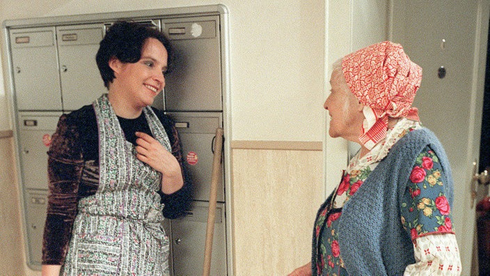 Herausgeputzt: Else (Annemarie Wendl, rechts) ist mit ihrer Schwiegertochter in spe (Natascha Bonnermann) mehr als zufrieden.