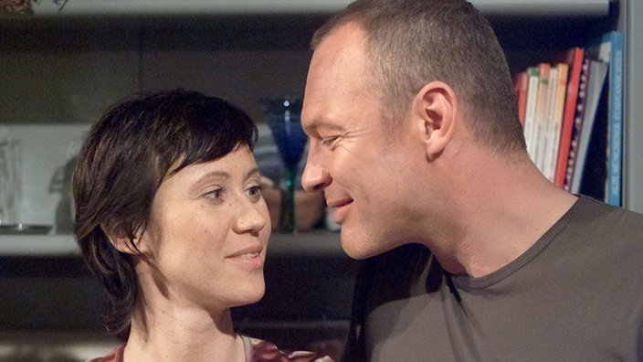 Herr Brenner (Klaus Nierhoff) und Urszula (Anna Nowak) finden immer mehr Gefallen aneinander.