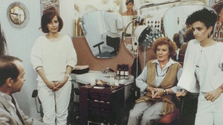 Herr Krämer macht Isolde klar, wie es um ihre Finanzen bestellt ist. Bianca und Beate hören betroffen zu (v.l.: Harry J. Bong, Annette Kreft, Marianne Rogeé, Susanne Gannott).