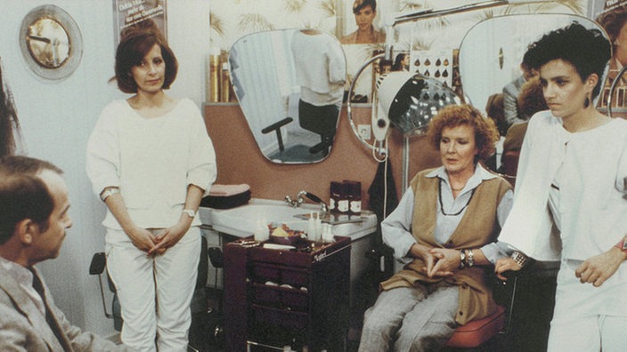 Herr Krämer macht Isolde klar, wie es um ihre Finanzen bestellt ist. Bianca und Beate hören betroffen zu (v.l.: Harry J. Bong, Annette Kreft, Marianne Rogeé, Susanne Gannott).