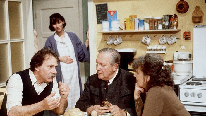 Herr Wiesenhuber soll die Winickis mit auf den Berghof nehmen.(v.l.: Richard Wojtyllo, Anna Nowak, Walter Fitz undJanina Scarek)