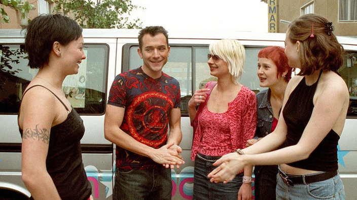 Herzlich willkommen: Alex (Joris Gratwohl) begrüßt die Frauenband "Lemonbabies" in der Lindenstraße. Am Abend soll im "Akropolis" ein großes Konzert steigen.