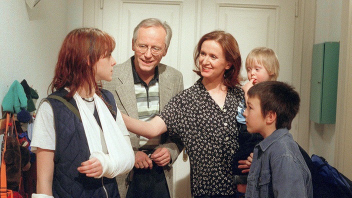 Herzlich willkommen: Das ehemalige Straßenkind Jack (Cosima Viola, links) zieht bei Anna (Irene Fischer) und Hans (Joachim Hermann Luger) ein. (rechts: Jan Grünig, Johannes Scheit)