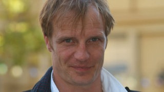 Herzlich willkommen! „Zorro“ (Thorsten Nindel) zieht nach 14 Jahren, in denen er auf Weltreise war, wieder in die Lindenstraße.