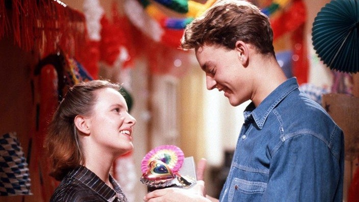 Herzlichen Glückwunsch! Benny (Christian Kahrmann) freut sich über Kornelias (Nina Vorbrodt) Geschenk.