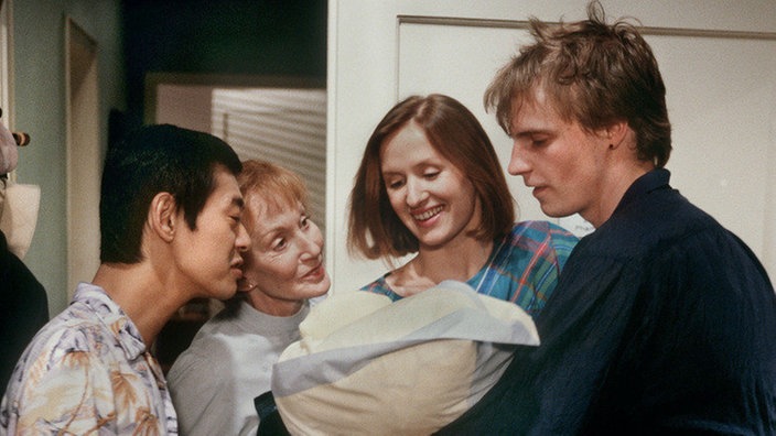 Herzlicher Empfang für Anna und ihr Baby Tom (v.l.: Amorn Surangkanjanajai, Margret van Munster, Irene Fischer, Thorsten Nindel).