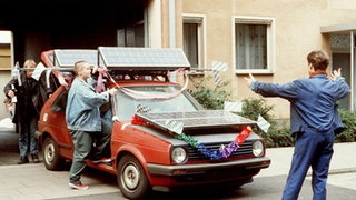 Heute ist ein besonderer Tag bei den Zenkers. Das Solarmobil ist fertig und kann zu seiner Jungfernfahrt starten.(v.l.: Thorsten Nindel, Nadine Spruß, Michael Laricchia)