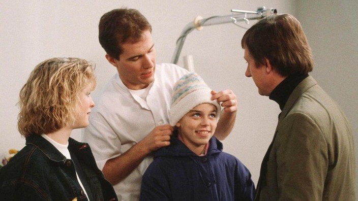 Heute wird Meike aus dem Krankenhaus entlassen. Tanja und Franz kommen sie abholen. Auch Carsten kommt zur Verabscheidung (v.l.: Sybille Waury, Georg Uecker, Selma Baldursson und Raimund Gensel).