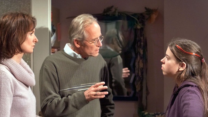 Hickhack am Abend: Sarah (Julia Stark, rechts) will gegen den Willen von Anna (Irene Fischer) und Hans (Joachim Hermann Luger) als Au-pair-Mädchen nach Kanada.
