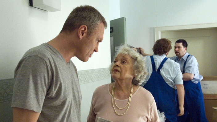 Hilde (Giselle Vesco) bemerkt es mal wieder als Erste: Brenner (Klaus Nierhoff) und seine Familie ziehen aus der Lindenstraße weg.