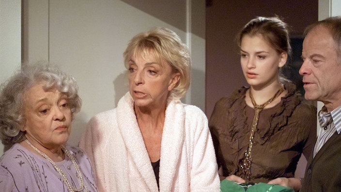 Hilde (Giselle Vesco, links) begutachtet das Ballkleid, das Franziska (Ines Lutz, 2.v.r.) für Berta (Ute Mora) geschneidert hat. Hajo (Knut Hinz) erwartet gespannt das Urteil.