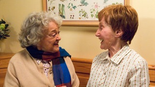 Hilde (Giselle Vesco, links) und Rosi (Margret van Munster) beschließen, eine gemeinsame Alters-WG zu gründen.