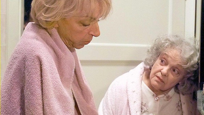 Hilde (Giselle Vesco, rechts) ertappt Berta (Ute Mora), wie diese sich zum wiederholten Male und beinahe zwanghaft die Hände wäscht.