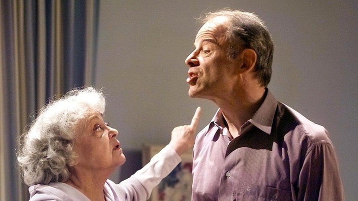 Hilde (Giselle Vesco) und Hajo (Knut Hinz) sind unterschiedlicher Meinung darüber, wie Berta geholfen werden kann.