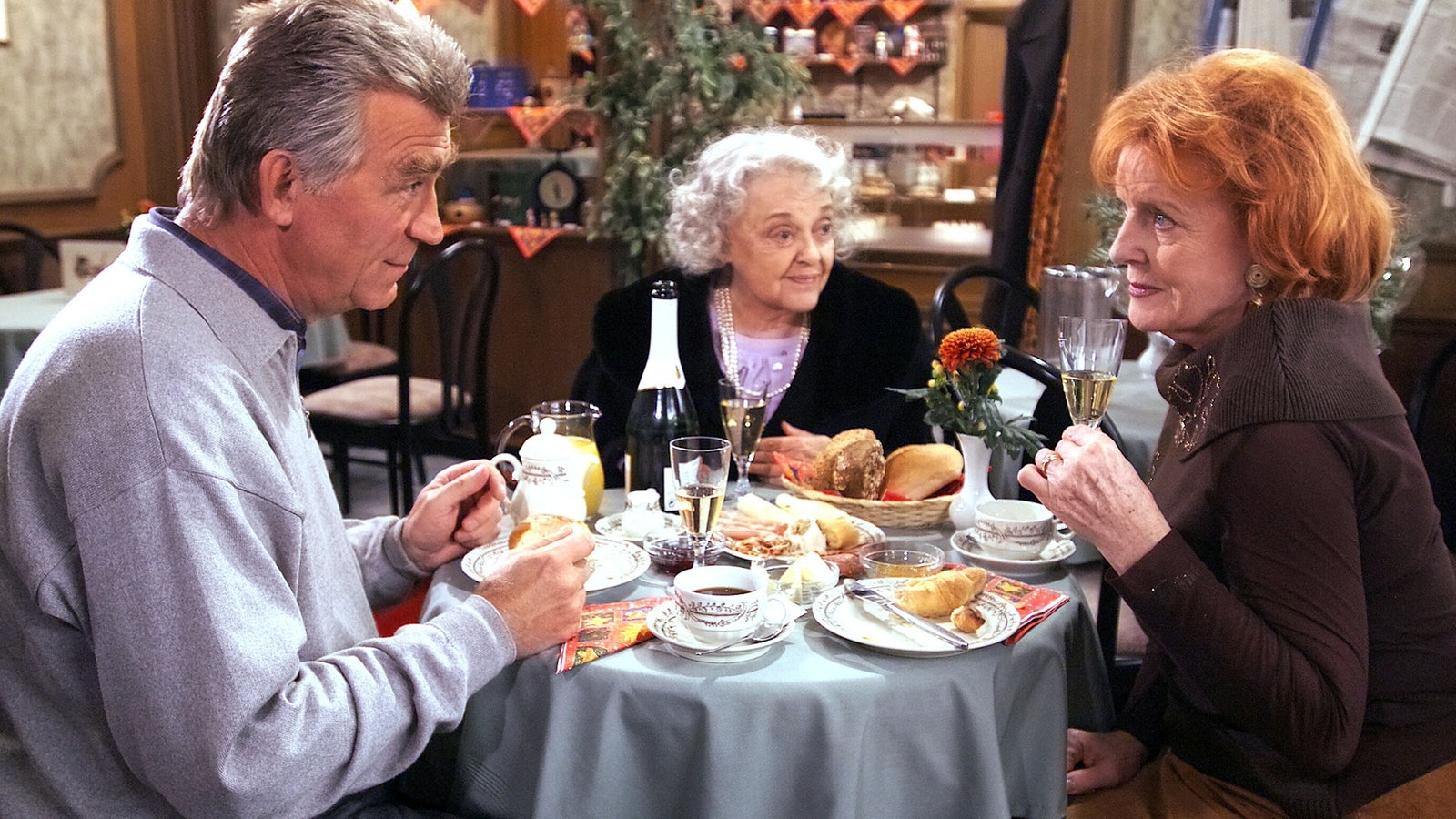 Hilde mit Isolde und Bruno am Tisch
