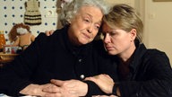 Hilde schmiegt sich an Gabi