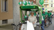 Hilde Scholz demonstriert für Klimaschutz