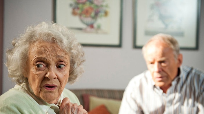 Hilde und Hajo sitzen im Wohnzimmer