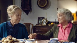 Hilde und Mimi sitzen am Esstisch