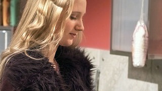 Hinterhältiger Anschlag: Lisa (Sontje Peplow) "verlängert" Marions Pflegemittel mit Chlorbleiche.
