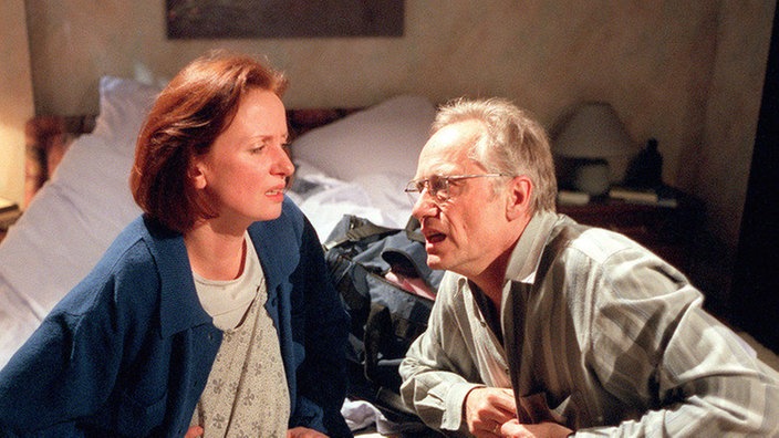 Höchste Eile für Anna (Irene Fischer) und Hans (Joachim Hermann Luger).